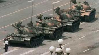 El hombre contra el tanque